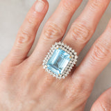 Anello da cocktail vintage in oro giallo e bianco 18K con topazio azzurro (20ct ca.) e diamanti di taglio brillante (1.70ctw ca.), anni ‘70