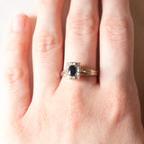 Anello a margherita vintage in oro bianco 18K con zaffiro (0.40ct ca.) e diamanti (0.10ctw ca.), anni ‘70