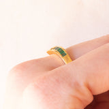 Anello a “V” vintage in oro giallo 18K con smeraldi di taglio carré (0.28ctw ca.) e diamanti di taglio tapered (0.25ctw ca.), anni ‘70/‘80