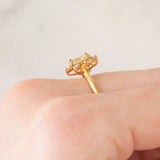 Anello “sole” in oro giallo 9K con apatite verde (1.19ct) e zaffiri bianchi