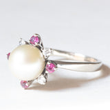 Anello a margherita vintage in oro bianco 14K con perla, rubini sintetici (0.20ctw ca.) e diamanti di taglio brillante (0.14ctw ca.), anni ‘70