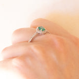 Anello a margherita vintage in oro bianco 9K con smeraldo (0.35ct ca.) e diamanti (0.15ctw ca.), anni ‘90