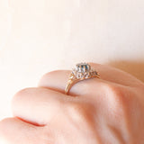 Anello a margherita vintage in oro giallo e bianco 9K con spinello sintetico azzurro (1ct ca.) e diamanti (0.05ctw ca.), anni ‘90