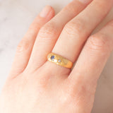 Anello gypsy vintage in oro giallo 14K con zaffiro (0.10ct ca.) e diamanti di taglio rosetta (0.04ctw ca.), anni ‘40/‘50