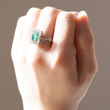 Anello a margherita francese vintage in platino e in oro bianco 18K con smeraldo (0.90ct ca.) e diamanti (0.70ctw ca.), anni ‘50/‘60