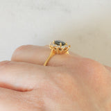 Anello a margherita vintage in oro giallo 18K con zaffiro (0.70ct ca.) e diamanti di taglio brillante (0.40ctw ca.), anni ‘80/‘90
