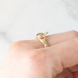 Anello Claddagh in oro giallo 9K e granato di taglio a cuore (0.45ct ca.), anno 1990