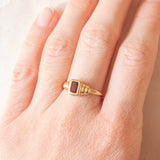 Anello vintage in oro giallo 9K con granato (0.50ct ca.) e con decorazioni a cuore, anni ‘70