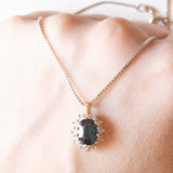Collana vintage con catenina in oro bianco 14K con ciondolo in oro bianco 14K con zaffiro (1.50ct ca.) e diamanti di taglio brillante (0.30ctw ca.), anni ‘70
