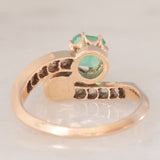 Toi et Moi antico in oro giallo 14K con perla bianca, smeraldo (0.40ct ca.) e diamanti di taglio rosetta (0.10ctw ca.), anni ‘10/‘20
