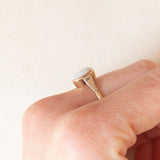 Anello vintage in oro giallo e bianco 9K con opale (1ct ca.), anni ‘70
