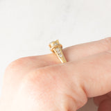 *RISERVATO* Anello “ballerina” in oro giallo 18K con diamanti di taglio brillante e di taglio tapered (0.71ctw ca.), anni ‘80