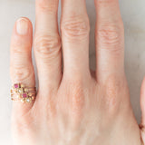 Anello “quadruplo” vintage in oro giallo 18K con paste di vetro rosse e perline bianche, anni ‘60