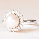 Anello a margherita vintage in oro bianco 14K con perla bianca e diamanti di taglio brillante (0.30ctw ca.), anni ‘50/‘60