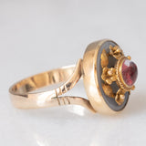 Anello antico in oro giallo 8K con calcedonio azzurro e tormalina rosa, primi del ‘900