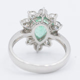 Anello a margherita vintage in platino con smeraldo di taglio a goccia (1.05ct) e diamanti di taglio brillante (1ctw), anni ‘80