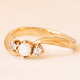 Anello trilogy in oro giallo e bianco 9K con opale (0.20ct ca.) e pietre bianche imitazioni di diamanti, anno 1999