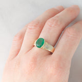 Anello a fascia vintage in oro giallo 9K con smeraldo (2.50ct ca.) e diamanti, anni ‘70/‘80