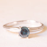 Solitario vintage in oro bianco 14K con diamante blu trattato di taglio brillante (0.45ct ca.), anni ‘90