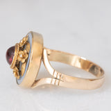 Anello antico in oro giallo 8K con calcedonio azzurro e tormalina rosa, primi del ‘900