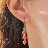 Orecchini a cerchio in oro giallo 18K con sfere di corallo arancione pendenti, anni ‘60