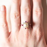 Anello a margherita vintage in oro bianco 14K con perla, rubini sintetici (0.20ctw ca.) e diamanti di taglio brillante (0.14ctw ca.), anni ‘70