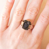 Anello vintage in oro giallo 14K con corniola incisa con profilo di soldato romano, anni ‘50/‘60