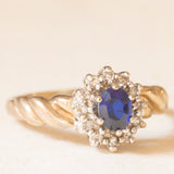 Anello a margherita vintage in oro giallo e bianco 9K con zaffiro (0.35ct ca.) e diamanti (0.12ctw ca.)