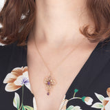 Pendente antico lavalier in oro giallo 9K con ametiste (0.60ctw ca.) e con decorazioni a foglie, anni ‘10/‘20