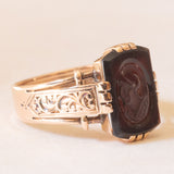 Anello vintage in oro giallo 14K con corniola incisa con profilo di soldato romano, anni ‘50/‘60