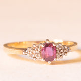 Anello vintage in oro giallo 9K con rubino (0.26ct ca.) e diamanti (0.06ctw ca.), anno 1987