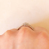Anello a fiore vintage in oro bianco 9K con diamanti (0.22ctw ca.), anni ‘80/‘90