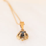Collana vintage con catenina in oro giallo 9K e con ciondolo in oro giallo 9K con zaffiro (0.30ct ca.), anno 1965