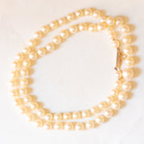 Collana vintage con filo di perle bianche e con chiusura in oro giallo 18K