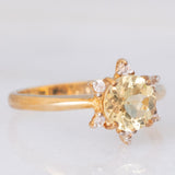 Anello “sole” in oro giallo 9K con apatite verde (1.19ct) e zaffiri bianchi