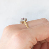 Anello a margherita vintage in oro giallo e bianco 9K con rubino (0.12ct ca.) e diamanti (0.04ctw ca.), anno 1988