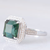 Anello a margherita vintage in oro bianco 18K con tormalina verde (2.80ct) e diamanti (0.40ctw), anni ‘2000