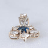 Ciondolo a margherita vintage in oro bianco 14K con zaffiro (0.20ct ca.) e diamanti di taglio brillante (0.50ctw ca.), anni ‘70/‘80