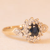 Anello a margherita vintage in oro giallo 9K con zaffiro (0.35ct ca.) e diamanti (0.14ctw ca.), anni ‘70/‘80