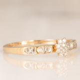 Anello a fascia con fiore centrale in oro giallo 9K con diamanti (0.05ctw ca.), anni ‘70/‘80