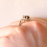 Anello a margherita vintage in oro giallo e bianco 9K con zaffiro (1.40ct ca.) e diamanti, anni ‘70
