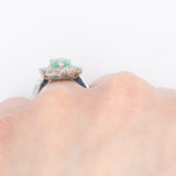 Anello a margherita vintage in platino con smeraldo di taglio a goccia (1.05ct) e diamanti di taglio brillante (1ctw), anni ‘80