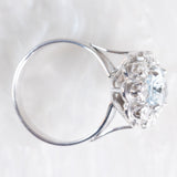 Anello a margherita francese vintage in platino e in oro bianco 18K con acquamarina (1.60ct ca.) e diamanti di taglio brillante (0.80ctw ca.), anni ‘70/‘80