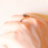Toi et Moi antico in oro giallo 14K con zaffiro (0.25ct ca.) e diamante di taglio vecchia miniera (0.25ct ca.), anni ‘10/‘20