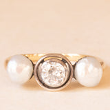 Trilogy antico in oro giallo 18K e argento con perle bianche e diamante di taglio vecchia miniera (0.48ct ca.), anni ‘10/‘20