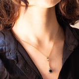 Collier con catenina vintage in oro giallo 9K e con pendente antico in oro giallo e bianco 14K con zaffiro (1.60ct ca.) e diamanti (0.80ctw ca.), anni ‘20/‘30