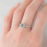 Anello a margherita vintage in oro bianco 9K con zaffiro di taglio carré (0.20ct ca.) e diamanti (0.38ctw ca.), anni ‘90/anni ‘2000