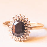 Anello a margherita vintage in oro giallo e bianco 9K con zaffiro (1ct ca.) e diamanti (0.20ctw ca.), anni ‘60/‘70