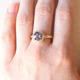 Anello a margherita moderno in oro giallo 9K con topazio mistico (1.30ct ca.) e diamanti di taglio brillante (0.20ctw ca.)