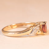 Anello vintage in oro giallo 9K con granato (0.40ct ca.) e diamanti (0.03ctw ca.), anni ‘70/‘80